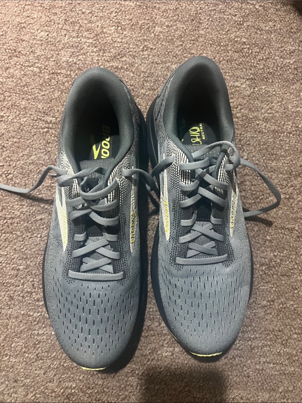 Brooks NEVER BEEN WORMen's Gray Athletic Running Shoes with Subtle Yellow Accent - Picture 4 of 4